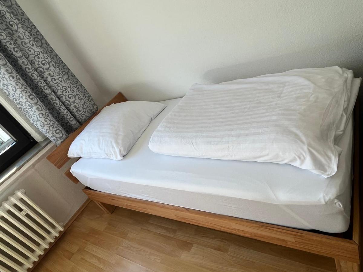 Zimmer Fuer Monteure, Handwerker Oder Reisende Есен Екстериор снимка